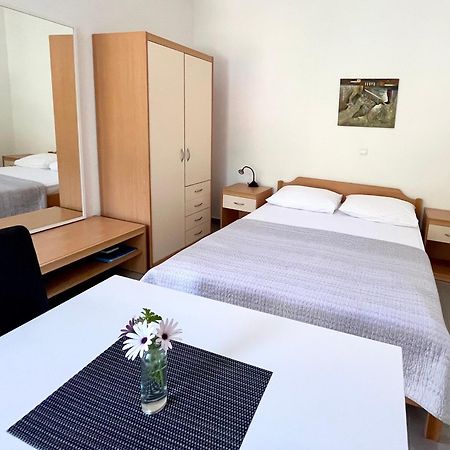 Paradise Apartments - Robinson Getaway Gdinj Ngoại thất bức ảnh