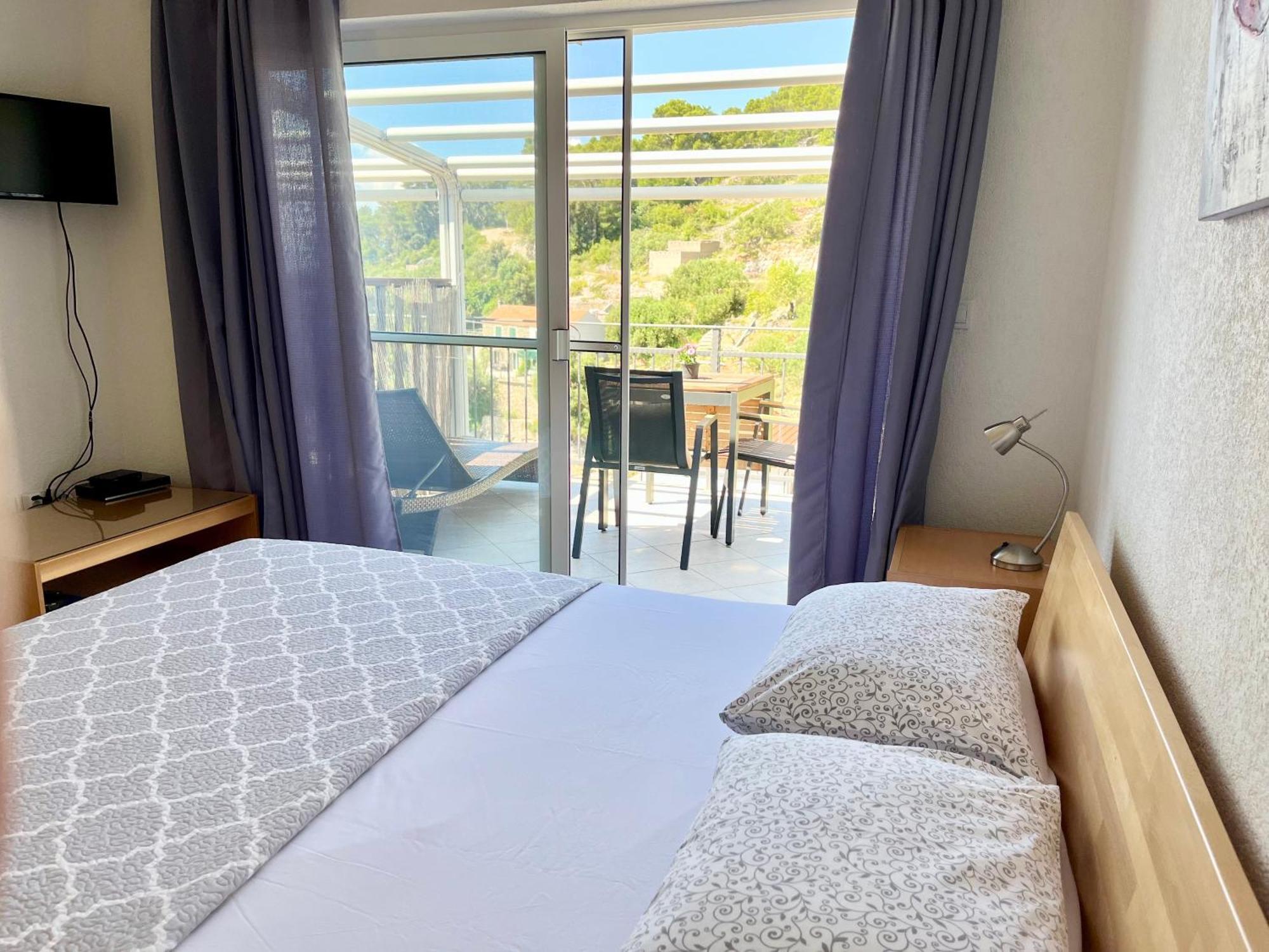 Paradise Apartments - Robinson Getaway Gdinj Ngoại thất bức ảnh