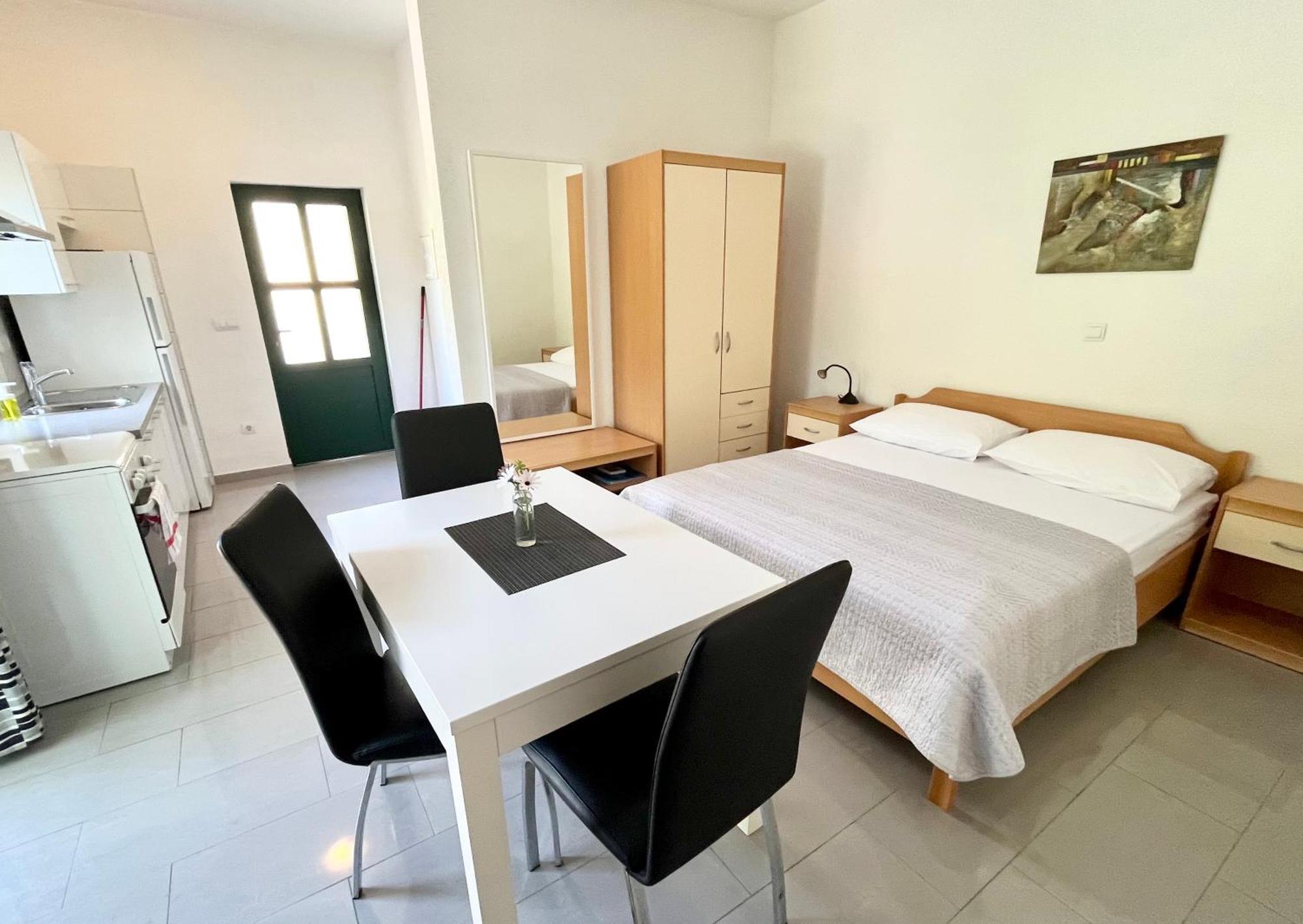 Paradise Apartments - Robinson Getaway Gdinj Ngoại thất bức ảnh