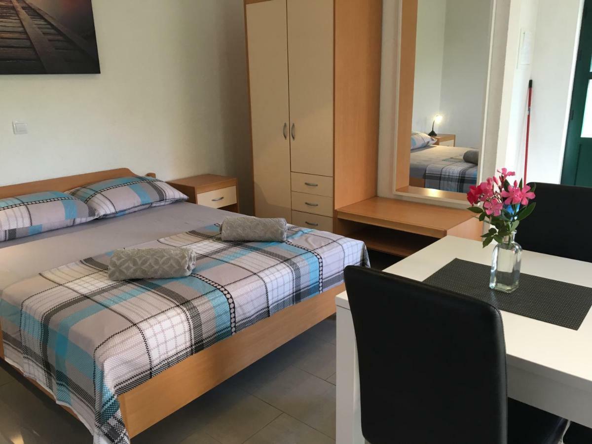 Paradise Apartments - Robinson Getaway Gdinj Ngoại thất bức ảnh