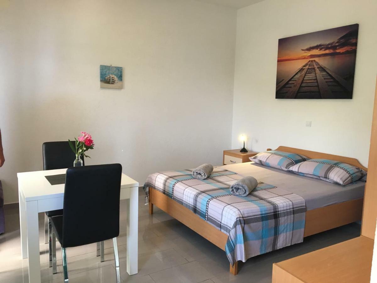 Paradise Apartments - Robinson Getaway Gdinj Ngoại thất bức ảnh