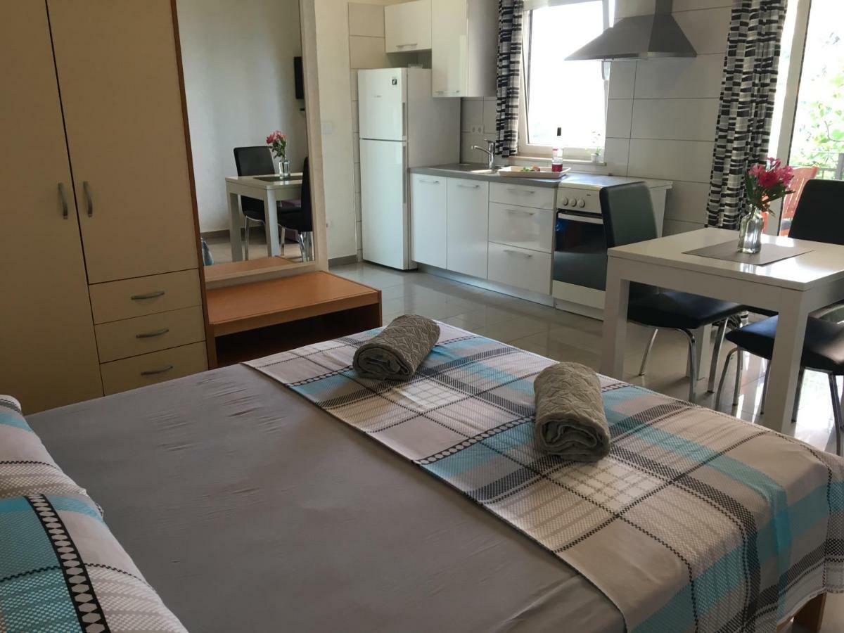 Paradise Apartments - Robinson Getaway Gdinj Ngoại thất bức ảnh